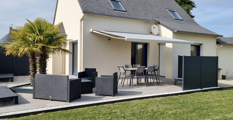 Store banne déployé sur une terrasse