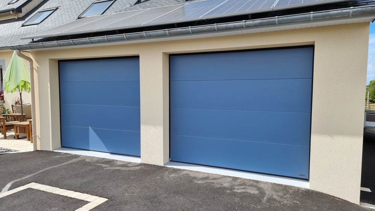 Deux portes de garage sectionnelles bleues
