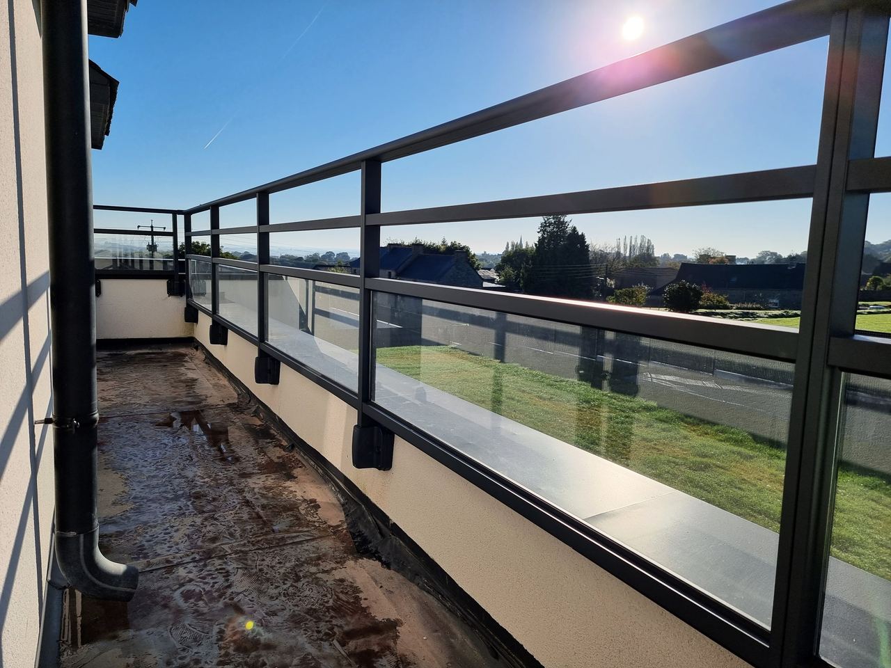 Garde-corps aluminium et verre sur une terrasse