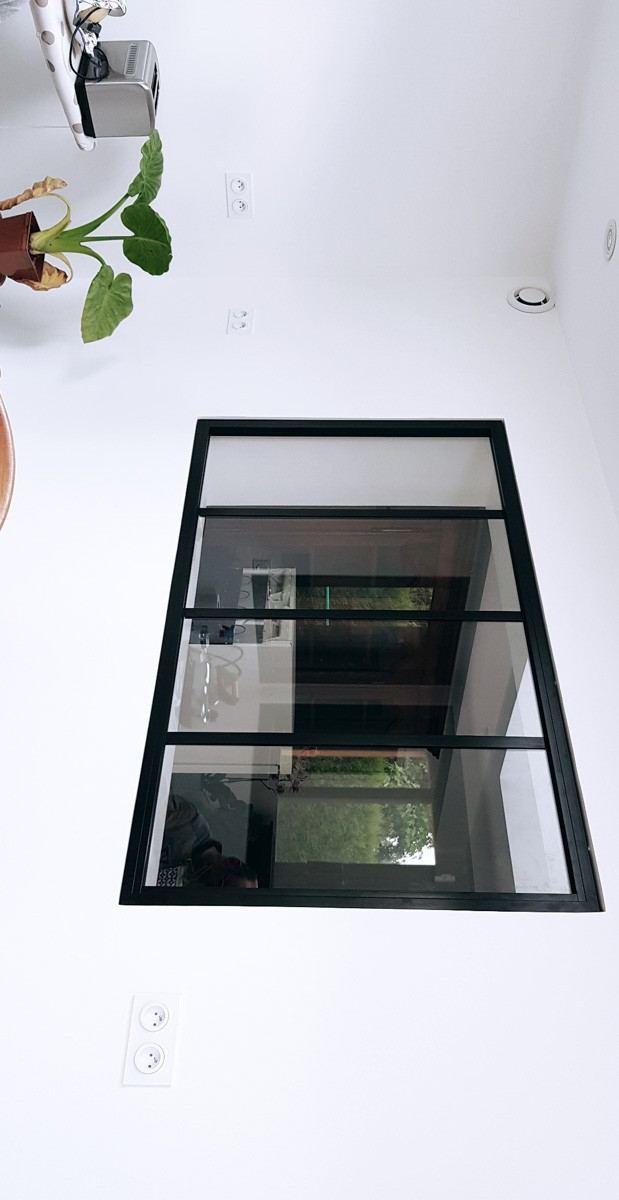 Verrière d’intérieur noire, vue de face
